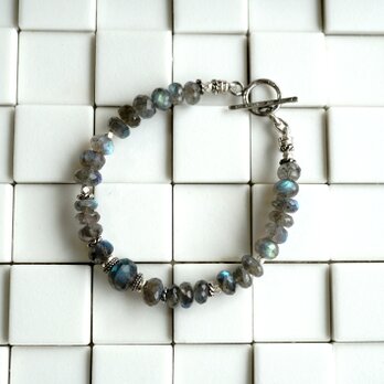 美しいボタンカットとシルバービーズブレスレット