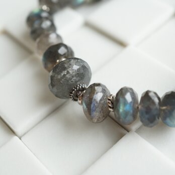 美しいボタンカットラブラドライトとシルバービーズのサイズグラデーションネックレス