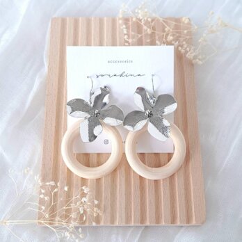 ★b　『 凛  - rin - 』　春　初夏　花　ウッド　ゆらゆら揺れる　大ぶり大人ピアス／イヤリングe