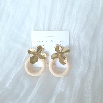 ★b　『 凛  - rin - 』　春　初夏　花　ウッド　ゆらゆら揺れる　大ぶり大人ピアス／イヤリングe