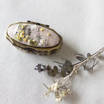 ミモザと小花の庭。手刺繍のアンティーク風ピルケース（小物入れ）