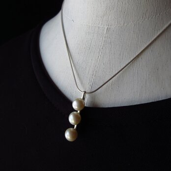 3粒の淡水パール・フォーマルにもデイリーにも使える小さめネックレス