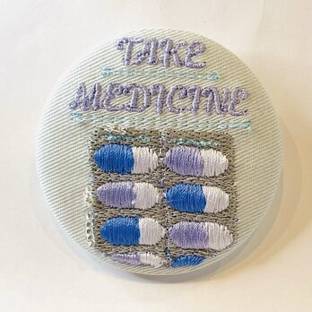 刺繍ブローチ　お薬飲もう