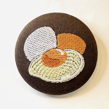 刺繍ブローチ　卵