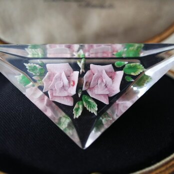ヴィンテージ　レア　淡いピンク色の薔薇トライアングルブローチ（約63×33㎜）