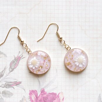 レジンアート　ラウンドピアス〈一輪の華やぎ〉