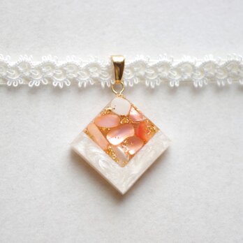 【受注製作】レジンアート　スクエアモチーフとタティングレースとサテンリボンのチョーカー〈囁き貝・コーラル〉