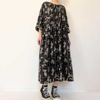 大人の花柄ブラックワンピース＊刺繍調の植物標本＊長袖＊ゆったりリラックス大きいサイズ＊国産コットン100％＊ポケット付