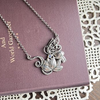 【hp3】シルバーとオパールのペンダント「蓮と胡蝶」