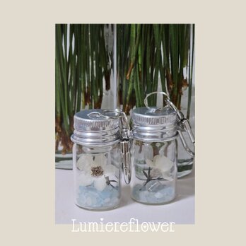 白コドナンテとアクアストーン、水晶の小瓶チャーム　水のきらめきに浮かぶ、一輪の花と一雫