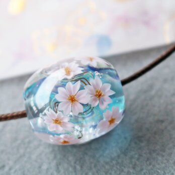 桜のとんぼ玉（ガラス玉）紫×水色／泡入り