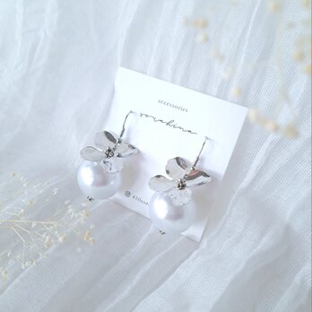 ★b　『 凛  - rin - 』　春　パール風　花　ゆらゆら揺れる　フォーマル　大ぶり大人ピアス／イヤリングe