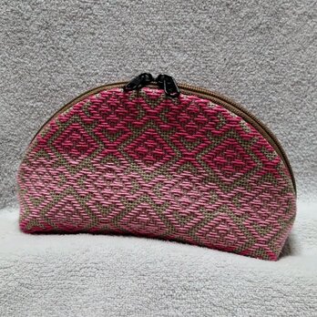 津軽こぎん刺しで仕立てた半月型ポーチ　砂色×ピンク２色