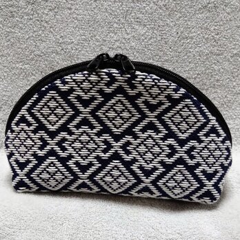 津軽こぎん刺しで仕立てた半月型ポーチ　紺色×生成