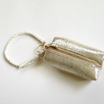 ♥︎3000円均一♥︎　シャンパンゴールドの俵型小物入れ（革キーチェーン付き）