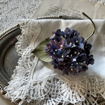 梅雨を華やかに彩る青のあじさいコサージュ