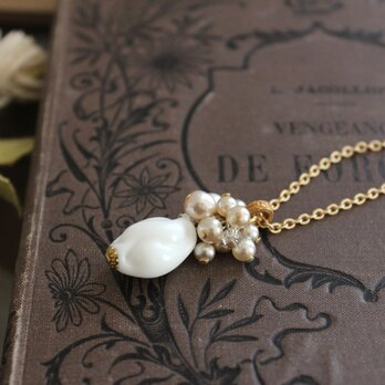 ミリアムハスケルのヴィンテージビーズとNIKIパール　ガラスパールの房が揺れるペンダント・ネックレス　オーバル