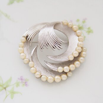 Trifari　トリファリ　シルバートーン　フェイクパール　ウェーブ　ブローチ /　CJ7272