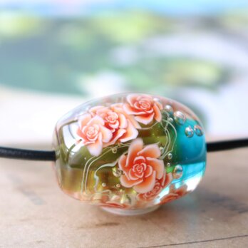 薔薇のとんぼ玉革紐チョーカー（ガラス玉）泡入り／抹茶×水色