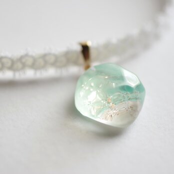 【受注製作】レジンアート　鉱物モチーフとタティングレースとサテンリボンのチョーカー〈西の浅瀬色〉