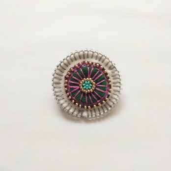 ビーズ刺繍のブローチ①