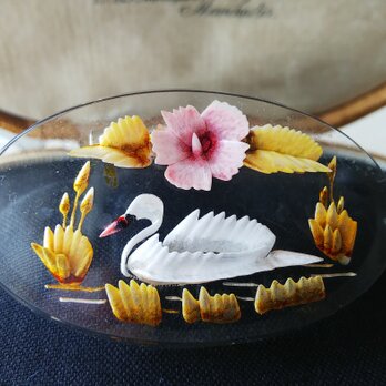 ヴィンテージ　泳ぐ白鳥のルーサイト製ブローチ