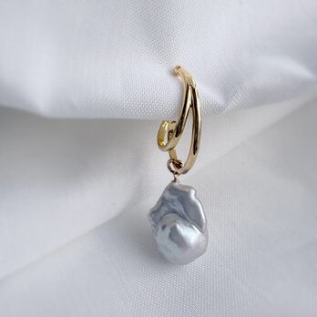 Grey Baroque Pearl Ear Cuff