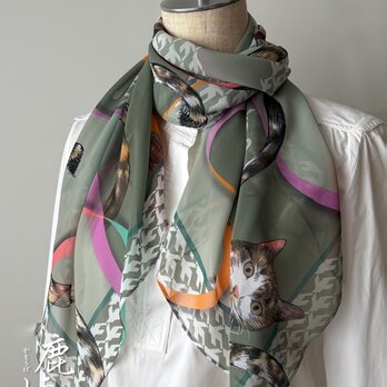ほぼシッポがメインの猫柄シフォンスカーフ(グレー＆ペールカーキー系)サイズ95×95cm