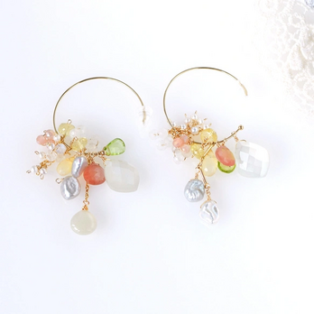 春色天然石の花束フープピアス14kgf｜ホワイトムーンストーン・アンデシン・ヘリオドール・ペリドット