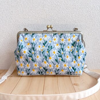長財布も入る大きめ　デイジー花柄刺繍　がま口ショルダーバッグ　25cm口金　ブルー　678