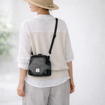 「ウール×革の組み合わせ」軽やかに持てる小ぶりショルダーバッグ