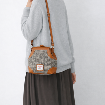 「ウール×革の組み合わせ」軽やかに持てる小ぶりショルダーバッグ