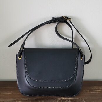 オイルダコタ　フラップの付いたボディーバッグ（黒）