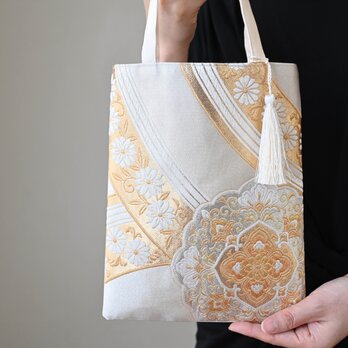 【シルバー・ゴールド　華紋様 シルク帯リメイク  ミニサブバッグフォーマルバック】結婚式、パーティー、和装、入学式にも。