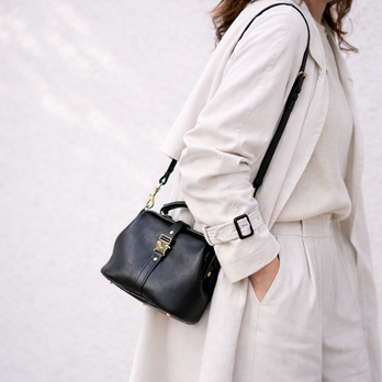 【柔らかいヌメ革】フラットタイプのがま口バッグ 手作りのレザーショルダーバッグ　2WAY 中型鞄のコピー