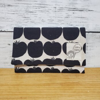 ぴったりが嬉しい！スリム通帳ケース トマト柄 黒