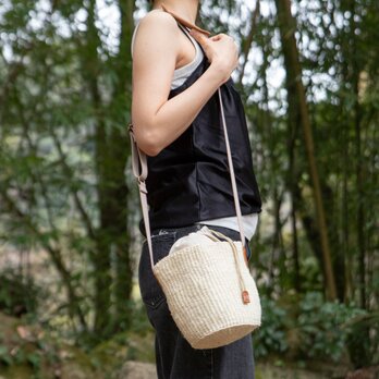 【丸みを帯びた巾着シルエット】サイザルショルダーバッグ かごバッグ 夏バッグ 斜め掛け ナチュラル ak-58si