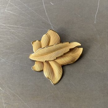 Vintage 80s USA retro gold tone botanical leaf brooch