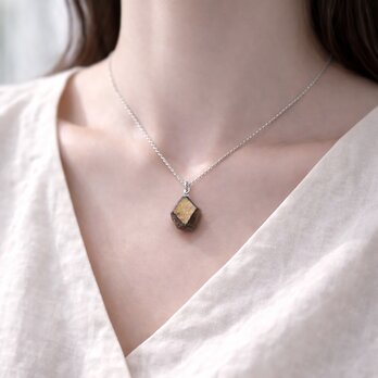 虹を宿した原石｜レインボーガーネット ネックレス｜一点物・1月誕生石・希少石 gn120