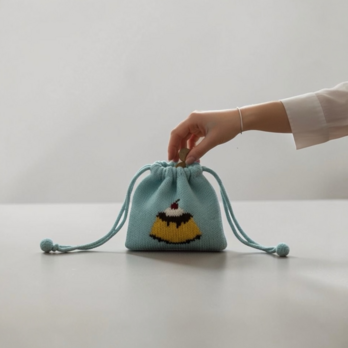 手編みのプリンミニ巾着水色/シェットランドウール