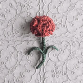 母の日に　かぎ針で編んだブローチ　ほっこりコサージュ　カーネーション　刺繍糸２本どり　深い赤　ボルドー