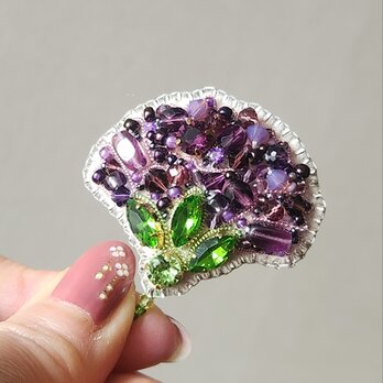 『母の日ギフト』カーネーションのきらきらビーズブローチ