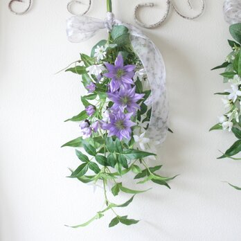 流れるラインが美しい 紫クレマチスとジャスミンのナチュラルスワッグ（母の日ギフト対応）