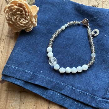 ＊白とトーメーのブレス。@マザーオブパール＋ナガ族渡の古いみかん玉＋ジャワのシードビーズなど