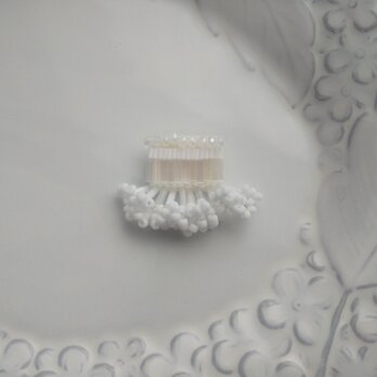 刺繍ブローチ　Frill　白