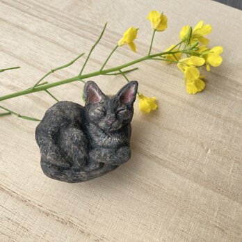 木彫りの黒猫「おててに隠す小さな寝息」のブローチ