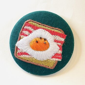 刺繍ブローチ　ベーコンエッグ