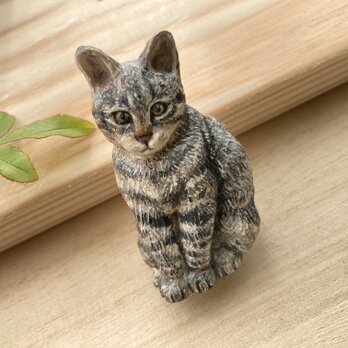 木彫りの「お座りキジトラ猫」のブローチ