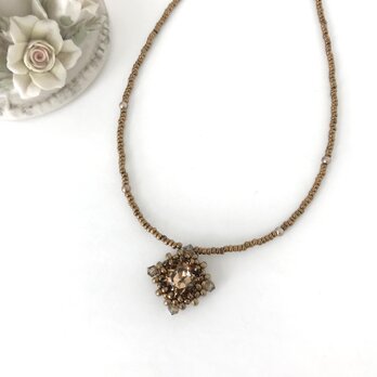 スクエア モチーフ クリスタルガラスの 一連ネックレス ブラウン ゴールド 茶 ビーズ 四角 ひし形