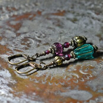 「A様専用」ピーコックグリーンチェコビーズとラズベリーカラーヴィンテージビーズ、蓮華ブラス、アメジストのピアス（アレンジ）